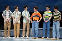 1人だけオレンジの衣裳であることを強調する萩谷慧悟（右から3番目）。