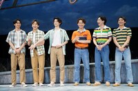 島太星（左から2番目）の発言で笑みがこぼれるキャストたち。