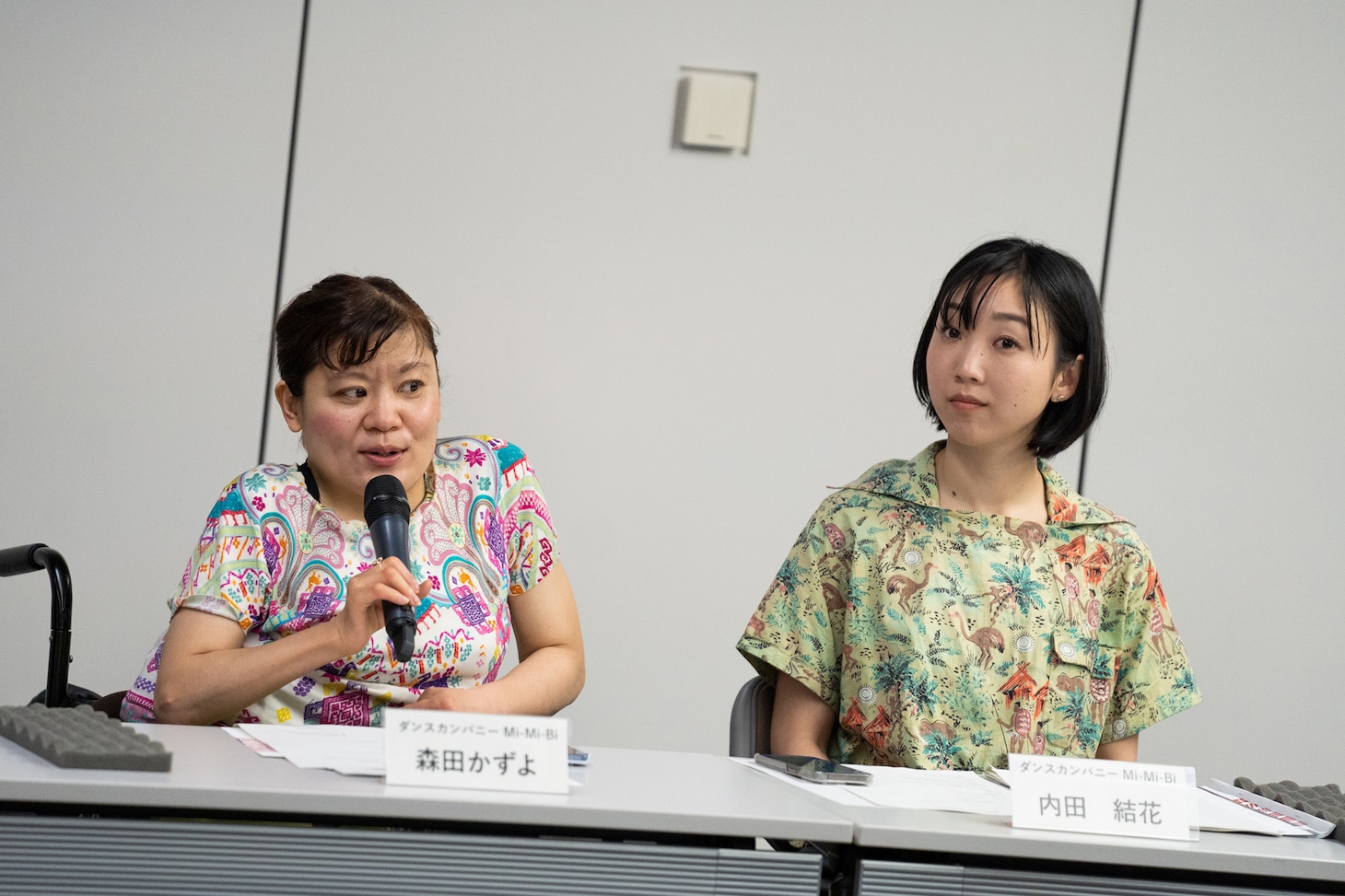 左から森田かずよ、内田結花。（提供：豊岡演劇祭実行委員会）