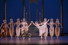 新国立劇場バレエ団「アラジン」舞台稽古より、福田圭吾演じるアラジン（中央左）、池田理沙子演じるプリンセス（中央右）。（撮影：鹿摩隆司）