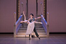 新国立劇場バレエ団「アラジン」舞台稽古より、手前から池田理沙子演じるプリンセス、福田圭吾演じるアラジン。（撮影：鹿摩隆司）