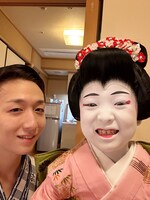 笑顔あふれるカワイイ梅枝と、その可愛さに目尻がギューッと下がるカワイイ米吉。