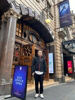 ロンドン・コロシアム前にて大重です