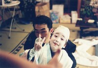 こ、これは……父・中村歌六のお弟子さん・中村蝶八郎と一緒にいるミニ米吉！守りたくなる笑顔。