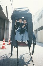 こ、これは……人力車であいさつ回り中の、中村米吉（右）＆龍之助（左）兄弟！紋付袴姿がなんともカワイイ。ちなみに当時、米吉は7歳、龍之助は5歳。