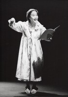 過去公演より、阿刀田高「干魚と漏電」を読む白石加代子。