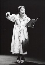 過去公演より、阿刀田高「干魚と漏電」を読む白石加代子。