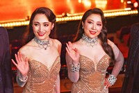 左から望海風斗、平原綾香。