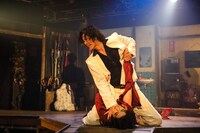 新宿梁山泊 第77回公演「おちょこの傘持つメリー・ポピンズ」より。（撮影：石澤瑤祠）