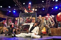 新宿梁山泊 第77回公演「おちょこの傘持つメリー・ポピンズ」より。（撮影：石澤瑤祠）