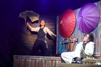 新宿梁山泊 第77回公演「おちょこの傘持つメリー・ポピンズ」より。（撮影：石澤瑤祠）