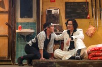 新宿梁山泊 第77回公演「おちょこの傘持つメリー・ポピンズ」より。（撮影：石澤瑤祠）