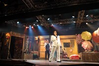 新宿梁山泊 第77回公演「おちょこの傘持つメリー・ポピンズ」より。（撮影：石澤瑤祠）