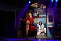 新宿梁山泊 第77回公演「おちょこの傘持つメリー・ポピンズ」より。（撮影：石澤瑤祠）