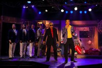 新宿梁山泊 第77回公演「おちょこの傘持つメリー・ポピンズ」より。（撮影：石澤瑤祠）