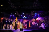 新宿梁山泊 第77回公演「おちょこの傘持つメリー・ポピンズ」より。（撮影：石澤瑤祠）