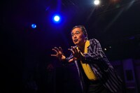 新宿梁山泊 第77回公演「おちょこの傘持つメリー・ポピンズ」より。（撮影：石澤瑤祠）