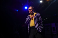 新宿梁山泊 第77回公演「おちょこの傘持つメリー・ポピンズ」より。（撮影：石澤瑤祠）