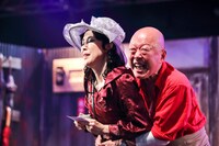 新宿梁山泊 第77回公演「おちょこの傘持つメリー・ポピンズ」より。（撮影：石澤瑤祠）