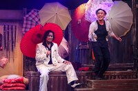 新宿梁山泊 第77回公演「おちょこの傘持つメリー・ポピンズ」より。（撮影：石澤瑤祠）