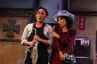 新宿梁山泊 第77回公演「おちょこの傘持つメリー・ポピンズ」より。（撮影：石澤瑤祠）