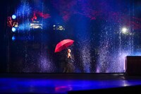 新宿梁山泊 第77回公演「おちょこの傘持つメリー・ポピンズ」より。（撮影：石澤瑤祠）