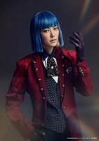 七海ひろき扮する七色いんこ。