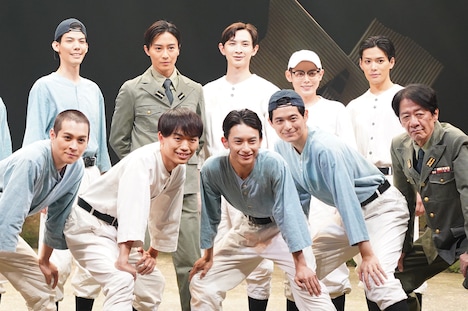 「舞台『野球』飛行機雲のホームラン ～Homerun of Contrail」取材会より。前列左から西銘駿、中村浩大、橋本祥平、財津優太郎、川原和久、後列左から健人、猪野広樹、大隅勇太、大崎捺希、相澤莉多。