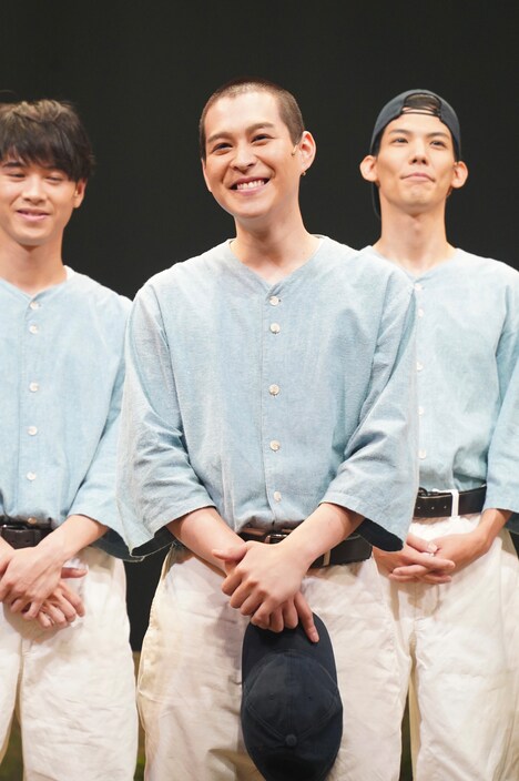 浜岡喜千男役の西名駿（中央）。