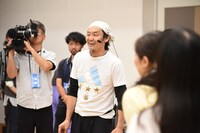 スタジオワーク「からだ発見アワー」に参加する近藤良平（中央）。