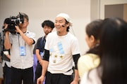 スタジオワーク「からだ発見アワー」に参加する近藤良平(中央)。