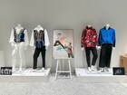 ミュージカル「ナビレラ」三浦宏規らが着用した衣裳を展示、チャコット代官山本店で