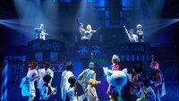 梅棒 18th “RE”SHOW「シャッター・ガイ」より。（撮影：飯野高拓、角田大樹）