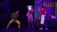 梅棒 18th “RE”SHOW「シャッター・ガイ」より。（撮影：飯野高拓、角田大樹）
