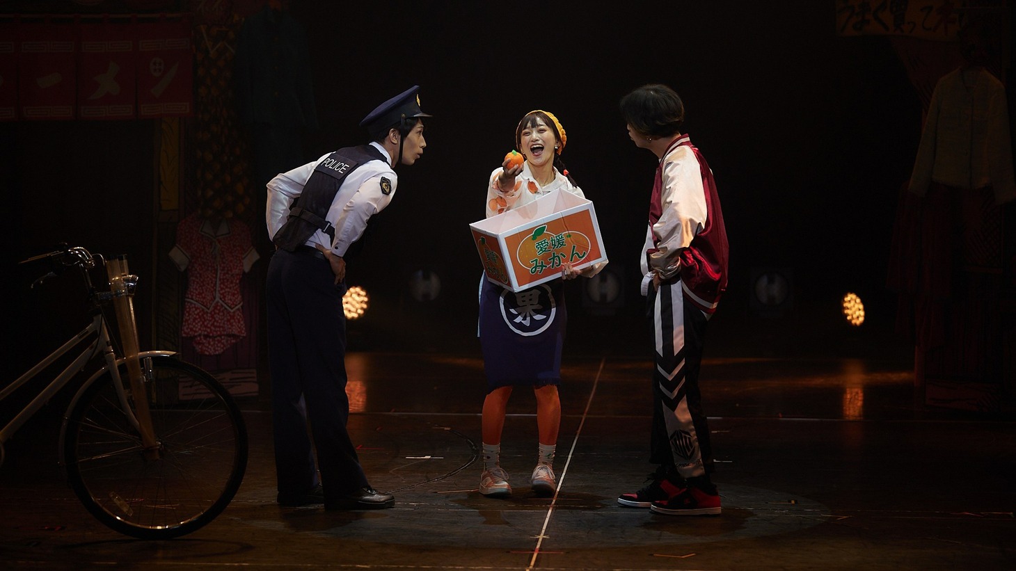 梅棒 18th “RE”SHOW「シャッター・ガイ」より。（撮影：飯野高拓、角田大樹）