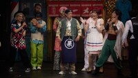 梅棒 18th “RE”SHOW「シャッター・ガイ」より。（撮影：飯野高拓、角田大樹）