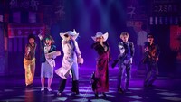 梅棒 18th “RE”SHOW「シャッター・ガイ」より。（撮影：飯野高拓、角田大樹）