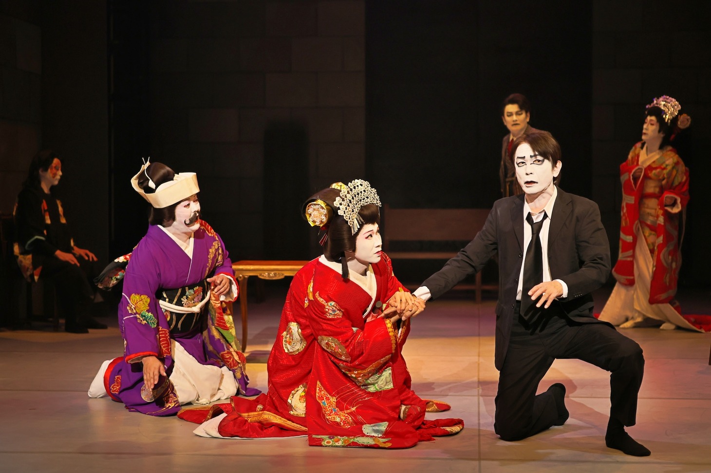 花組芝居「レッド・コメディ-赤姫祀り-」より。（撮影：古元道広）