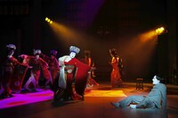 花組芝居「レッド・コメディ-赤姫祀り-」より。（撮影：古元道広）