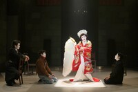 花組芝居「レッド・コメディ-赤姫祀り-」より。（撮影：古元道広）