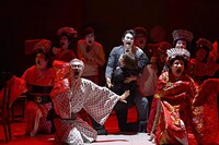 花組芝居「レッド・コメディ-赤姫祀り-」より。（撮影：古元道広）