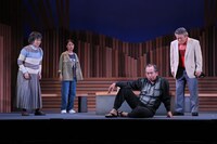 「ラッパ屋 第49回公演『七人の墓友』」より。（撮影：木村洋一）