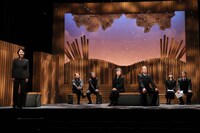 「ラッパ屋 第49回公演『七人の墓友』」より。（撮影：木村洋一）