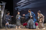 ナイロン100℃結成30周年記念公演 第2弾 ナイロン100℃ 49th SESSION「江戸時代の思い出」より。（撮影：引地信彦）