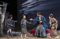 ナイロン100℃結成30周年記念公演 第2弾 ナイロン100℃ 49th SESSION「江戸時代の思い出」より。（撮影：引地信彦）