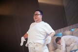 「TAKAYUKI SUZUI PROJECT OOPARTS 特別公演『天国への階段 北海道re-mix』～ありがとう道新ホール～」より。水まわりの清掃中、「背中に何かいる」とパニックになる清掃会社主任の高橋（河野真也）。