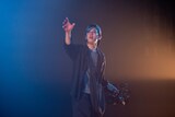「TAKAYUKI SUZUI PROJECT OOPARTS 特別公演『天国への階段 北海道re-mix』～ありがとう道新ホール～」より。清掃員たちに取材を行う、ディレクター兼カメラマンの相川（瀧原光）。