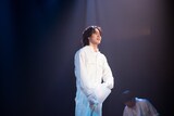 「TAKAYUKI SUZUI PROJECT OOPARTS 特別公演『天国への階段 北海道re-mix』～ありがとう道新ホール～」より。ある思いを抱いて清掃会社の門を叩いた、新人清掃員の佐々木（舟木健）。
