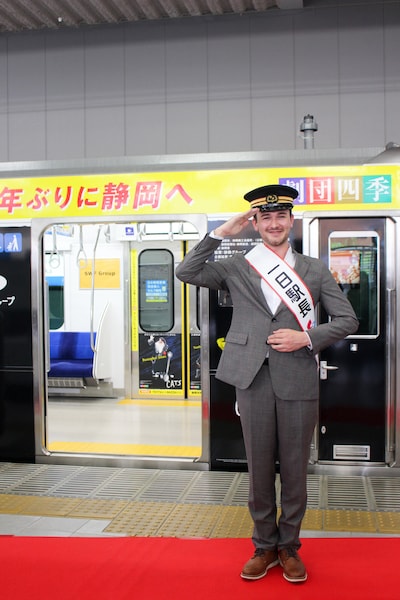 劇団四季 ミュージカル「キャッツ」ラッピングトレイン出発式に出席したカイサータティク。