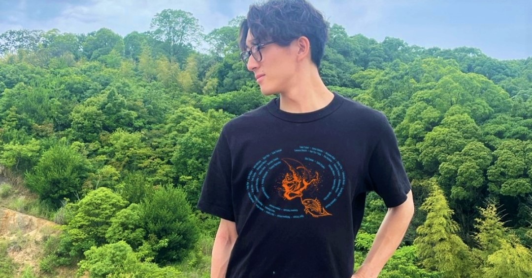 “福来たる舞台衣装Tシャツ”の着用画像。